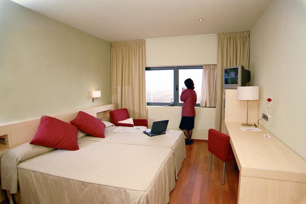 Hotel Les Torres Sant Esteve Sesrovires Exterior photo