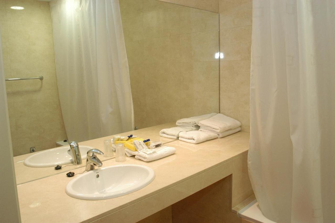 Hotel Les Torres Sant Esteve Sesrovires Exterior photo