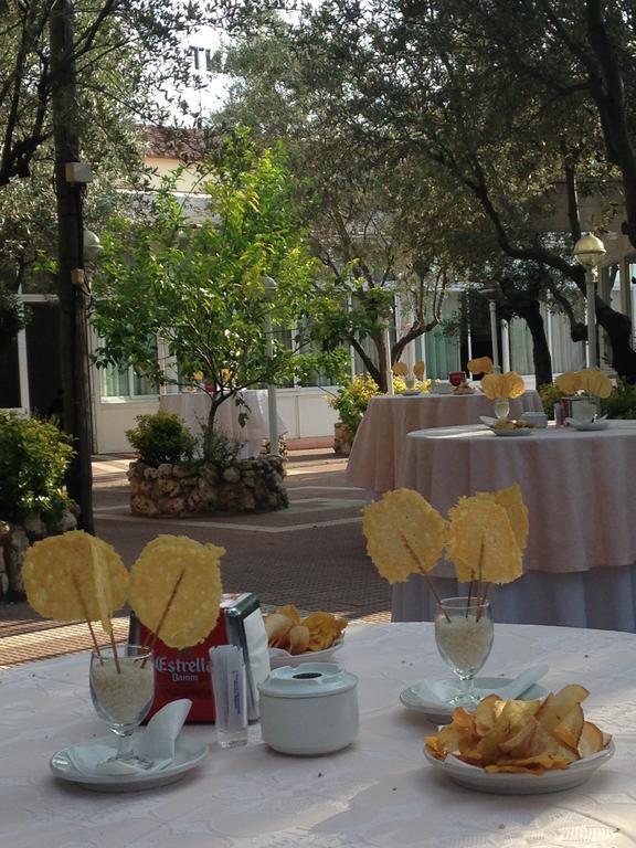 Hotel Les Torres Sant Esteve Sesrovires Exterior photo