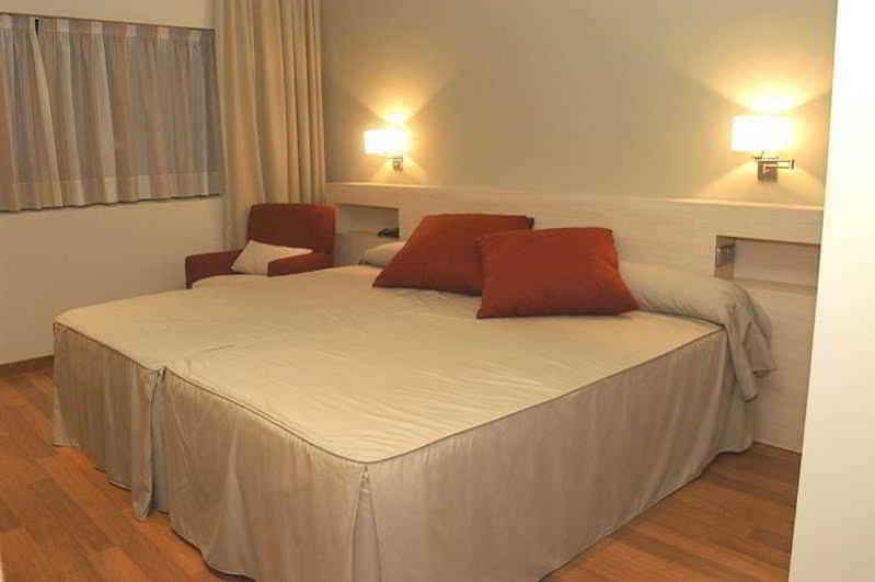 Hotel Les Torres Sant Esteve Sesrovires Exterior photo